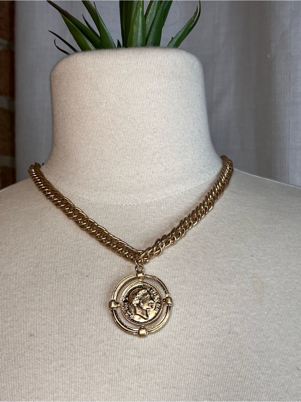 NWT Universal Thread Gold Medallion Coin Pendant Necklace 12” Boho